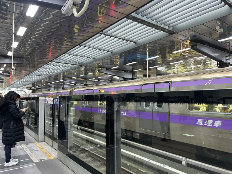 桃園機場捷運也在燈會期間，加開加班車輸運。不過，為讓動線順暢，全線6天自行車取消進站。   圖：林岑韋／攝