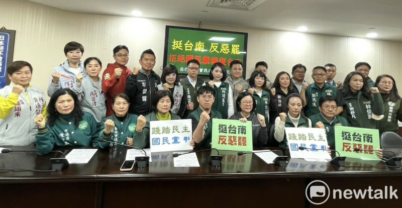 對於國民黨將報復性罷免擴張至臺南表達嚴正譴責。臺南市議會民進黨團今日由議長邱莉莉、副議長林志展、黨團總召周嘉韋帶領黨團22位成員及民進黨臺南市黨部執行長谷暮哈就，共同舉行記者會力挺黨內立委。   圖：黃博郎／攝