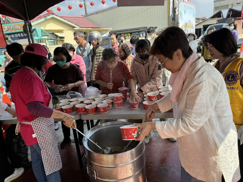 楠西遭受嚴重震災，加上餘震頻繁，居民夜不成寐。張慧芳連日在寒風中率領志工發放物資和熱食，有如聖濟宮供奉的媽祖一般，以慈悲之心守護鄉民，陪伴大家安穩度過恐慌不安的日子。   圖：翻攝張慧芳臉書