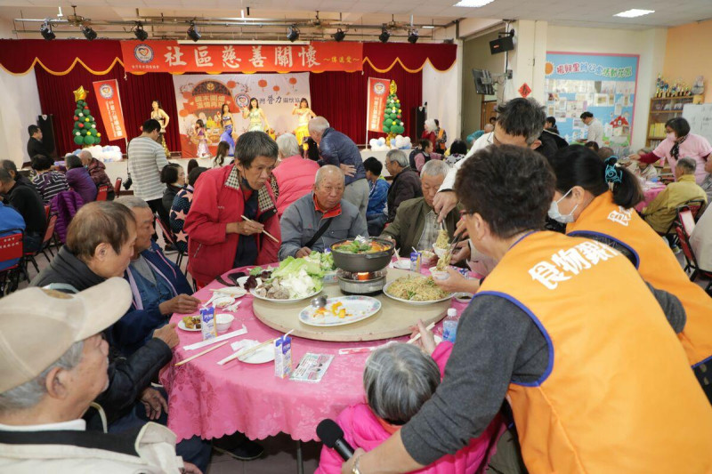 台灣普力關懷協會以關懷獨老為核心，秉持成為守護南台灣老人重要夥伴的精神，除了提供獨老生活照護，陪伴就醫，還會舉辦各種活動逗老人開心。   圖：張慧芳提供