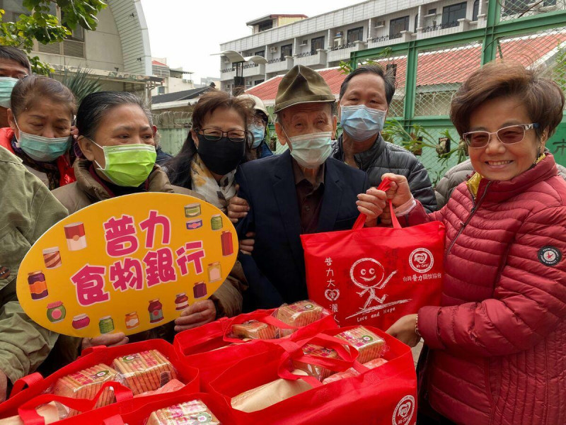 食物銀行的建立，讓受助者可以挑選需要的物資，也能與工作人員閒話家常的互動；對於行動不便者，還提供「外送箱」服務，親手將對個案最實用的物資送到受助者手中。   圖：張慧芳提供