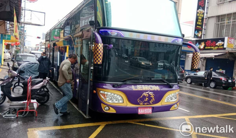 「高雄雙罷劫」團隊搭乘遊覽車北上至中選會送件。   圖：孫家銘攝