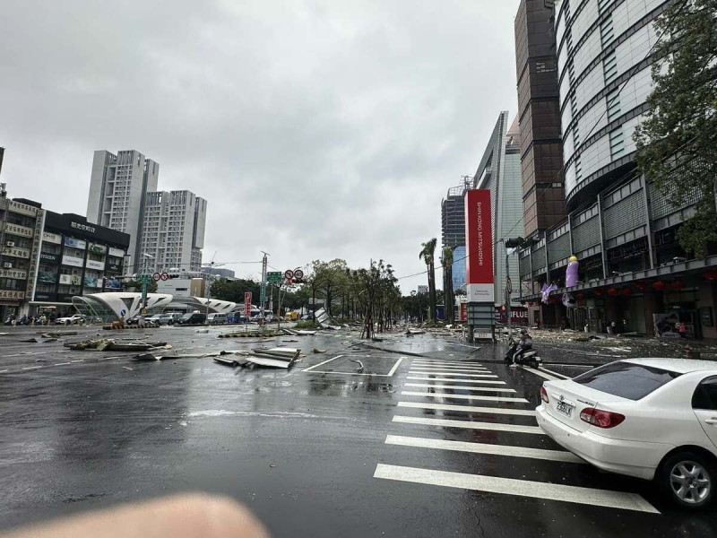 ▲台中新光三越11、12樓外窗戶受到爆炸威力破壞，碎片也掉落在台灣大道上。 圖：截自立委廖偉翔FB