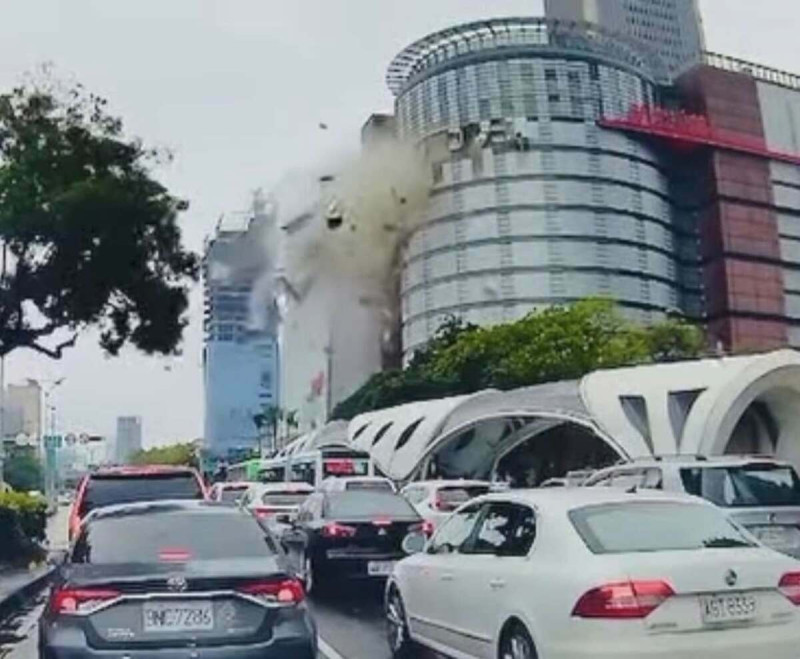 台中新光三越13日接近中午傳出氣爆，行經附近民眾紀錄到爆炸瞬間。   圖：民眾提供