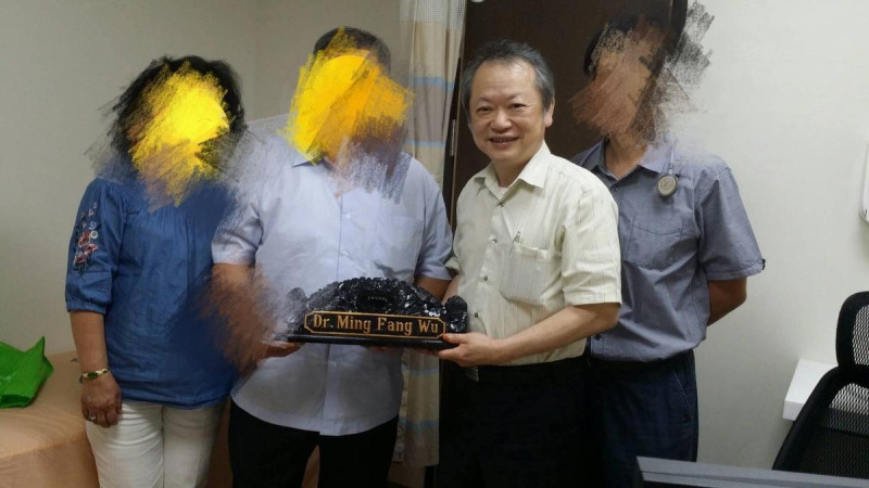 高雄骨科名醫吳明峯因流感併發心肌梗塞辭世，醫師提醒流感恐增心肌梗塞與腦中風風險，患者應提高警覺及早就醫。   圖：翻攝自中正脊椎骨科醫院國際醫療中心 臉書專頁