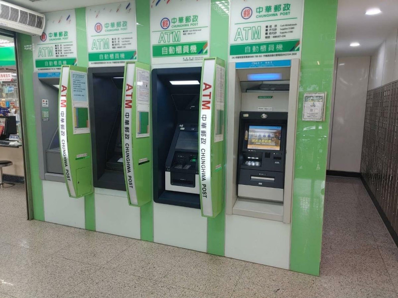 i郵箱寄取店店內設有新一代i郵箱、ATM、補摺機和郵政專用信箱設施。   圖：中華郵政公司／提供