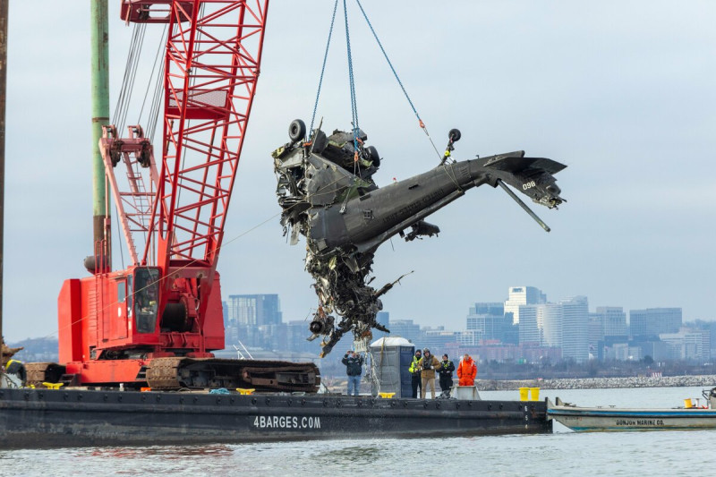 在美航客機與黑鷹相撞，海岸防衛隊將河中黑鷹直升機撈起的畫面。   圖：截自「x」@NTSB_Newsroom