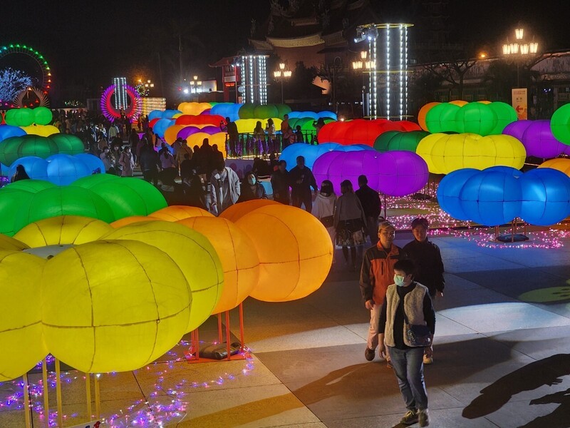 2025花蓮太平洋燈會自1月17日起熱鬧登場，今年會場包含花蓮市重慶市場及東大門夜市旁的日出大道，大型花朵藝術裝置「百花齊放」吸引不少民眾走訪參觀。   圖：花蓮縣政府提供