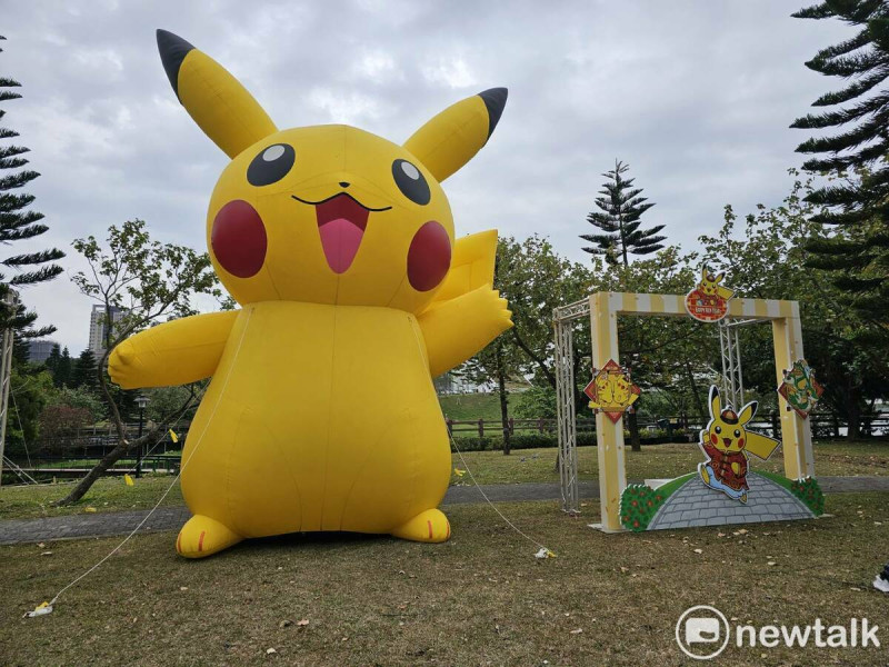 桃園市政府觀旅局與日本知名IP「Pokémon寶可夢」合作，燈會展區內有高6公尺的皮卡丘陪伴民眾度過元宵佳節。   圖：林昀真／攝