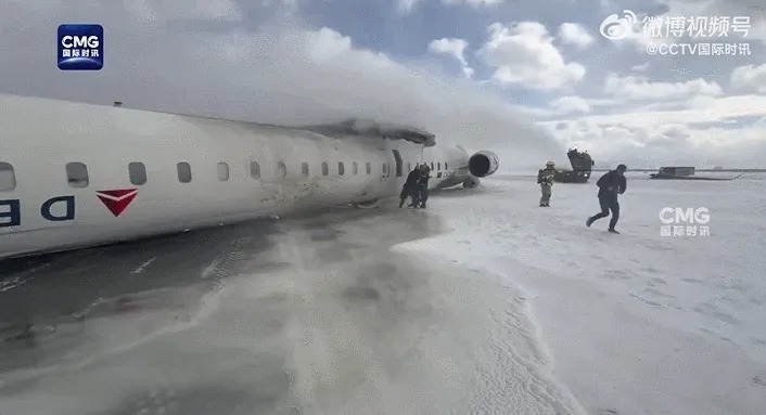 美國達美航空一架客機17日降落加拿大多倫多皮爾森國際機場時發生翻覆事故。   圖：翻攝微博