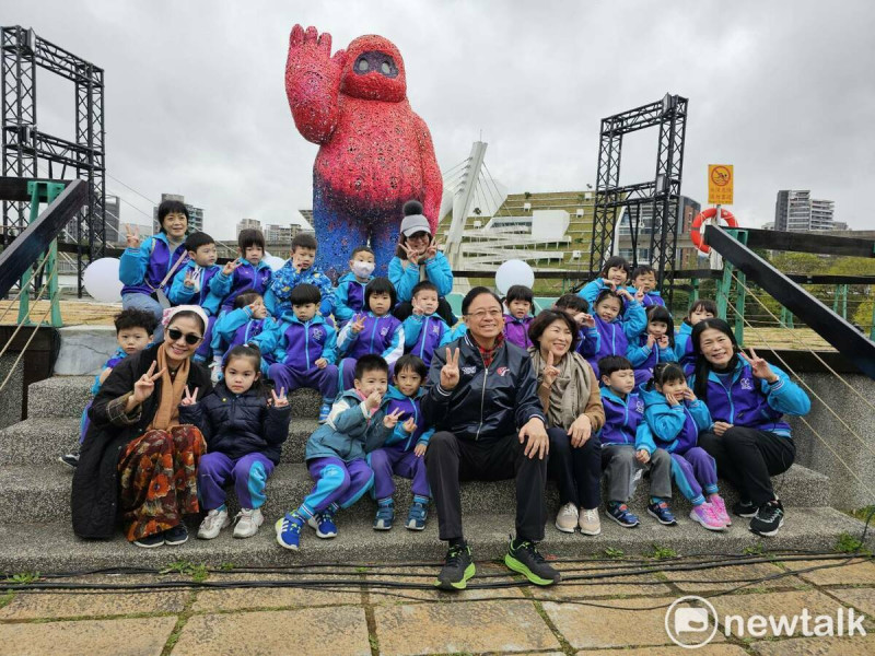 桃園市長張善政陪同台東縣長饒慶鈴參訪台灣燈會，巧遇幼兒園學童戶外教學也來賞燈。   圖：林昀真/攝