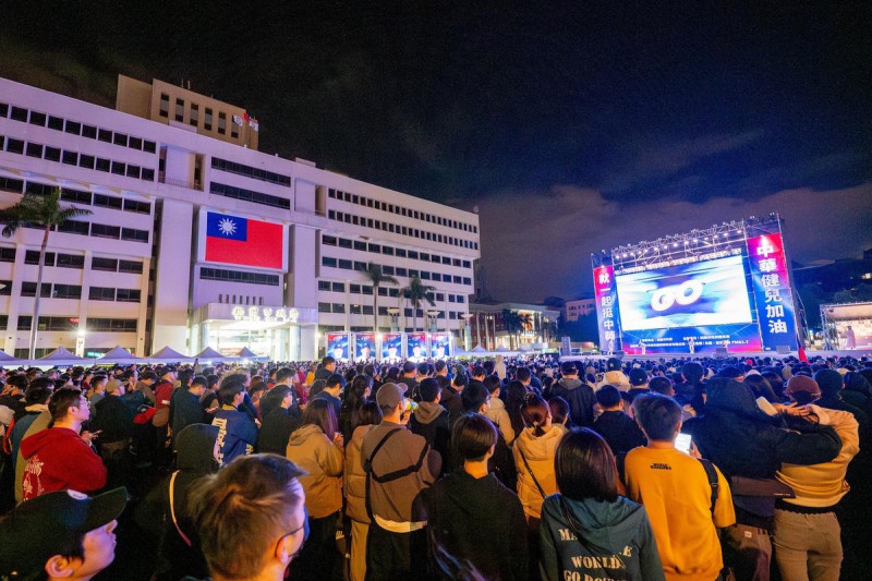 去年世界棒球12強賽冠軍戰，桃園市府前廣場擠滿球迷看直播應援。   圖：桃園市政府／提供（資料照）