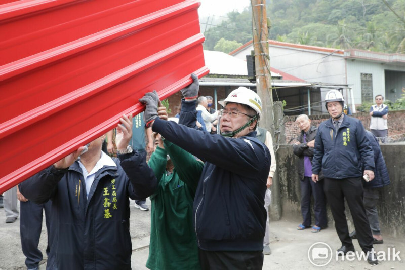 臺南市長黃偉哲率社會、民政及災防辦等相關單位，前往楠西區視察受災房屋修繕情形，感謝各界的無私付出，並強調市府將會全力配合各項重建作業，確保一切工作順利進行，讓受災鄉親盡快恢復安穩生活。   圖：台南市政府提供