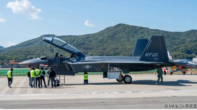  地面人員檢視韓國KF-21獵鷹戰機。 圖 : 翻攝自Hawk26講武堂 