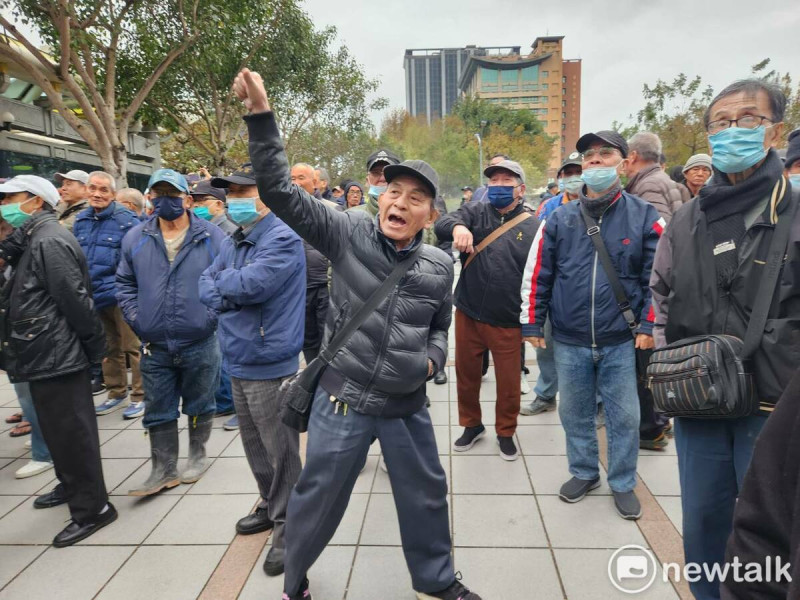 民眾黨主席黃國昌於誓師大會登台後，引起現場多名長者不滿。   圖：黃建豪/攝