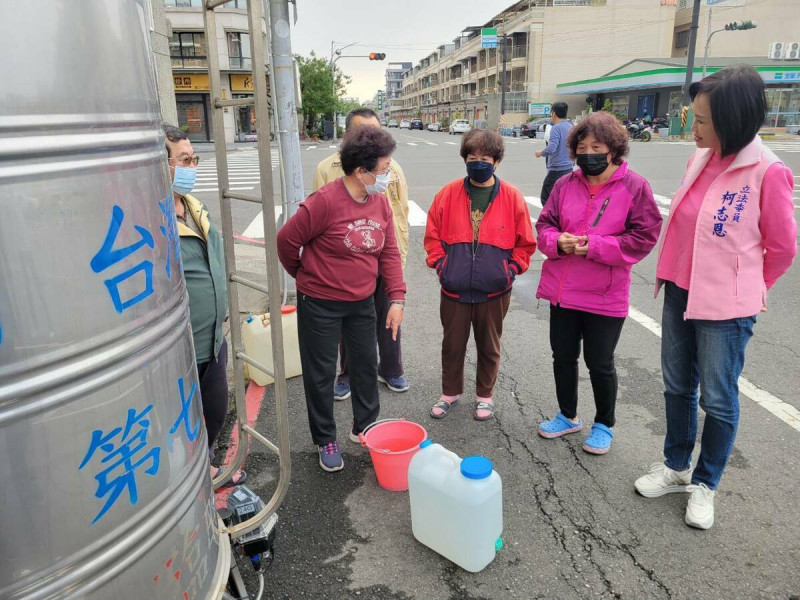 柯志恩(右一)至鳳山關心民眾排隊取水情形。   圖：柯志恩辦公室/提供