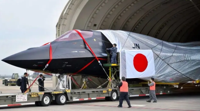 最近一張據說是日本新一代戰鬥機 F-X 首架原型機露面的照片在網上流傳，但中媒認為該圖片其實是 AI 所生成。   圖：翻攝自南海的波濤