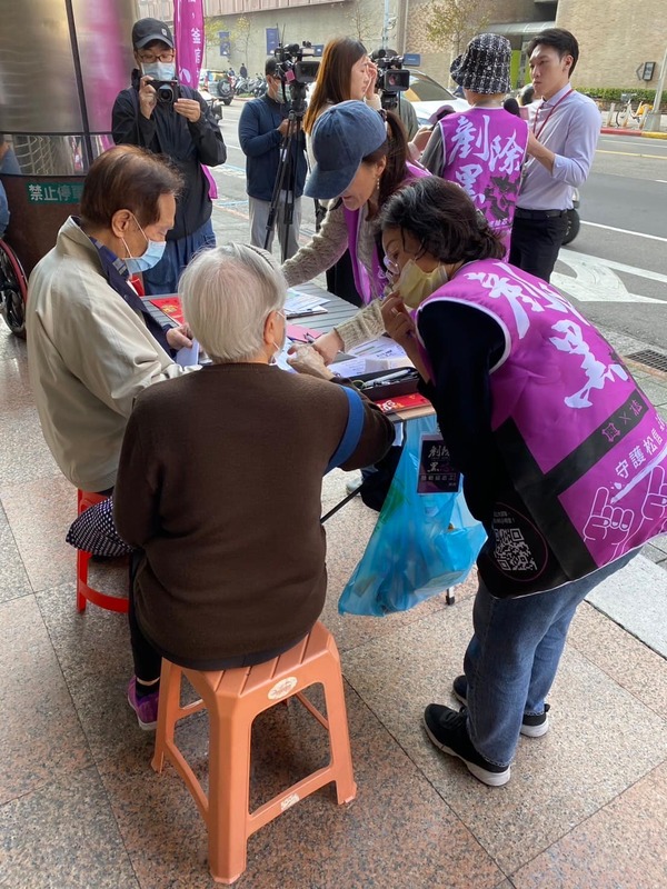 罷免國民黨立委徐巧芯「剷除黑芯-信義南松山」罷免團隊表示，連署站已經遍及五大洲，連「蜜獾」的分佈點之一的非洲也將設置「剷除黑芯」駐點。   圖：取自「剷除黑芯-信義南松山」臉書