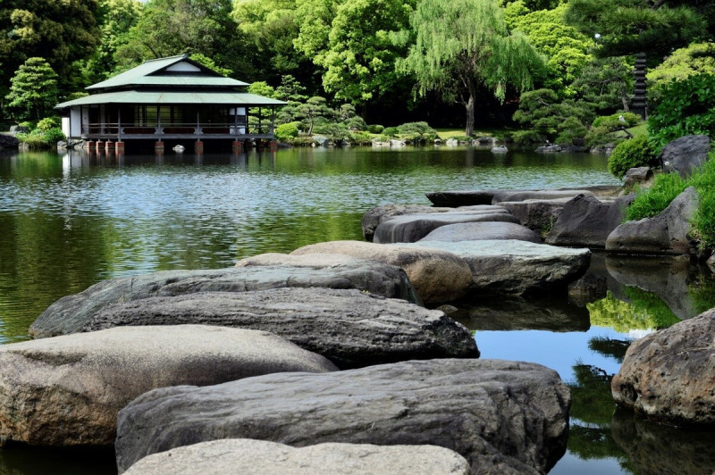 清澄庭園是座回遊式林泉庭園，是一處能在都市中心感受寧靜與自然之美的療癒空間。   圖：©Tokyo Metropolitan Park Association／提供