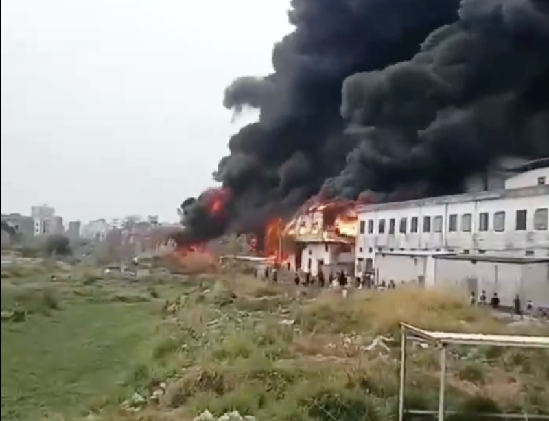 廣東湛江吳川博鋪鎮地區發生工人放火事件，主因為工人討薪未果，而造成放火報復行為。   圖：截自「x」@LUOXIANGZY