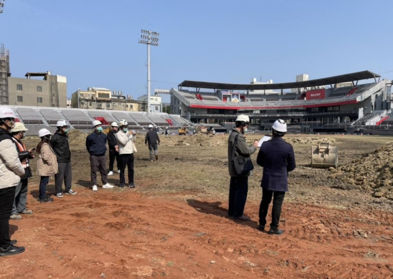 新竹市立棒球場外野開挖發現大量混凝土並夾雜建築廢棄物案，新竹地檢署檢察官現場會勘。   圖：新竹地檢署提供