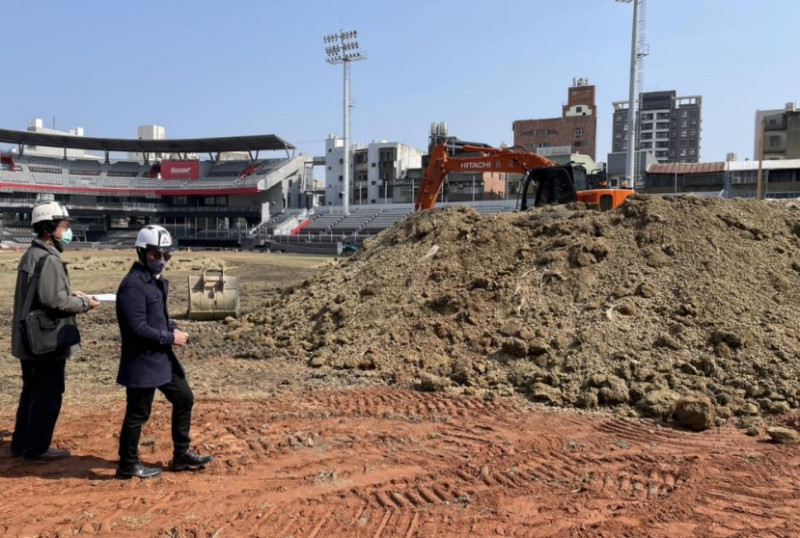 新竹市立棒球場外野開挖發現大量混凝土並夾雜建築廢棄物案，新竹地檢署檢察官現場會勘。   圖：新竹地檢署提供