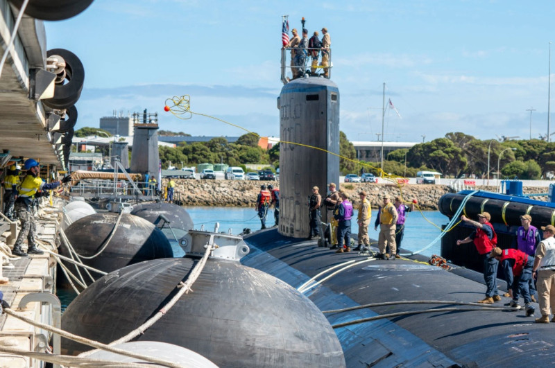 美國海軍核子動力攻擊潛艦「明尼蘇達號(SSN-783)」駛進澳洲斯特林海軍基地(HMAS Stirling)。   圖：翻攝U.S. Navy