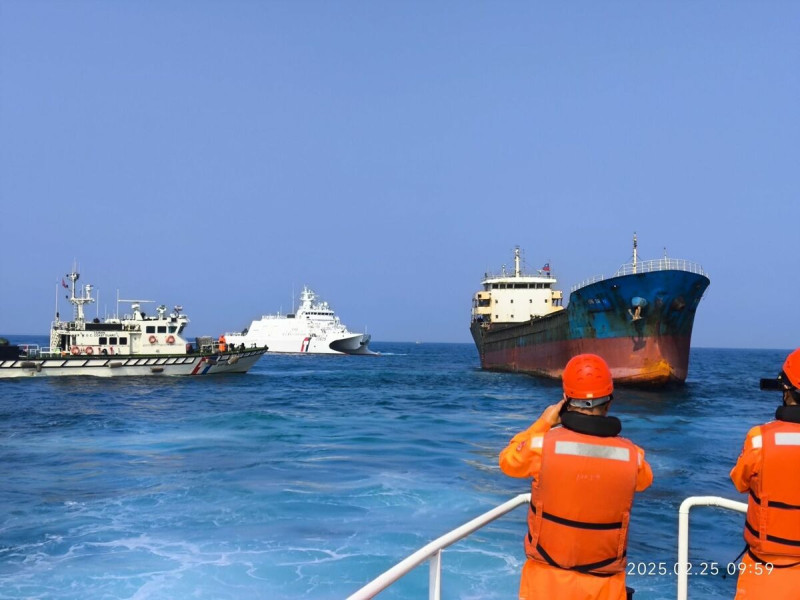 海巡署將涉嫌拖斷「台澎三號」海纜的多哥籍貨輪押回安平港。   圖：海巡署提供