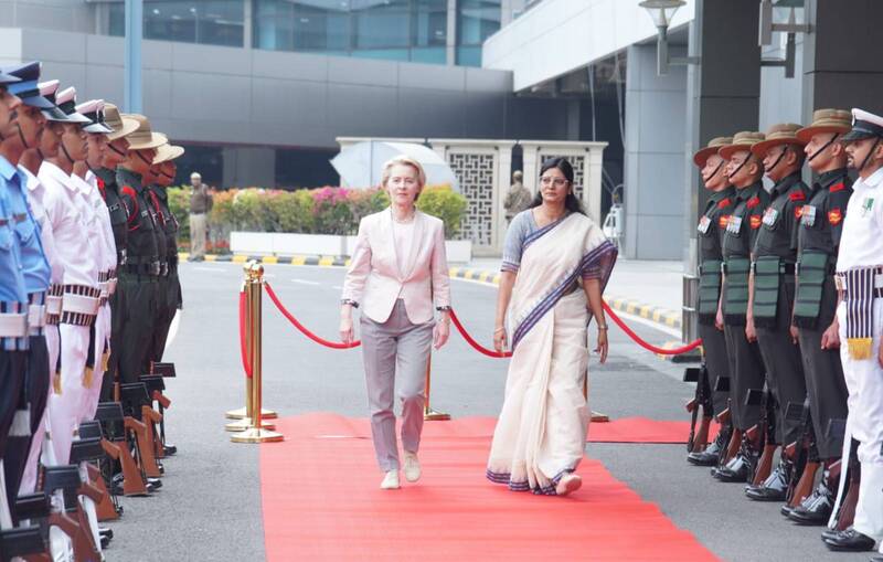 歐洲聯盟執行委員會主席范德賴恩（Ursula von der Leyen）（紅毯左者）率團訪問印度，就自由貿易協定（FTA）展開談判，雙方的目標都是要消除貿易壁壘。   圖：印度外交部提供／中央社