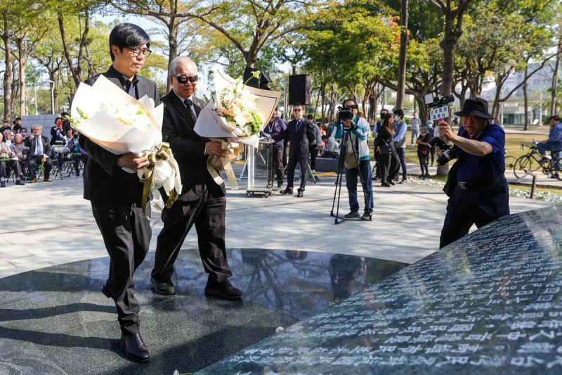 高雄市長陳其邁出席二二八事件78周年追思紀念儀式，獻上象徵純潔、自由及堅忍生命力的百合花，悼念捍衛自由民主而逝去的生命，誠摯慰問受難者家屬。    圖：高雄市政府 提供