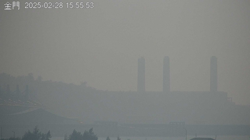 近日受到天氣影響，西半部空氣品質連兩天惡化，不少縣市空品亮起紅色燈號。   圖：翻攝自空品監測網