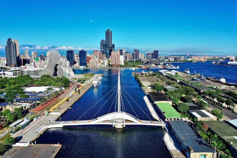 愛河灣「大港橋」及駁二藝術特區、棧庫群近年來躍升高雄知名觀光景點。   圖：高雄市觀光局/提供