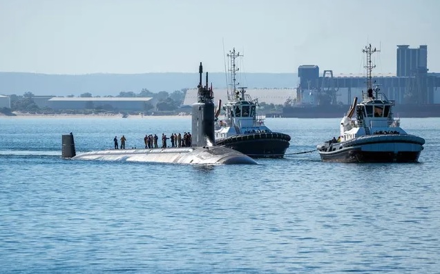 隸屬於美國海軍第七艦隊的核潛艇明尼蘇達號日前抵達位於澳洲西部的基地，擔任澳洲皇家海軍的潛艇培訓艦。有中國軍事專家分析認為，美國突然派遣核潛艇前往澳洲，很可能是為了幫澳洲小弟「撐腰」。   圖：翻攝自 萬全