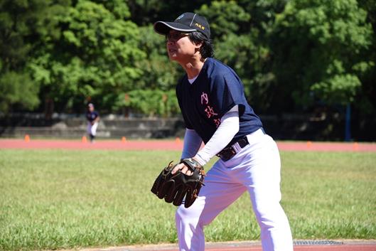 內政部長葉俊榮親自下場與關西國中棒球隊進行交流比賽。   圖：內政部/提供