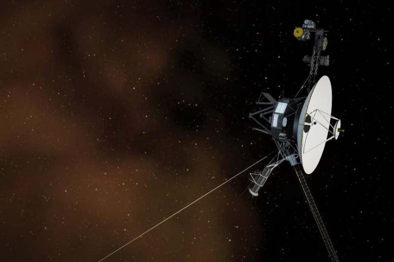 航行時間已經將近40年的太空探測器旅行家1號（Voyager 1），美國國家航空暨太空總署（NASA）邀請民眾集思廣益，在今(15)日以前可以傳送訊息給這個表現優異的小小太空旅行家，為它加油打氣。   圖：翻攝自NSA 官方推特