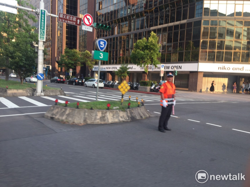 全台大停電，台北市的路上交通號誌也完全失靈。各路口義警忙於指揮交通。   圖 : 陳奕/攝