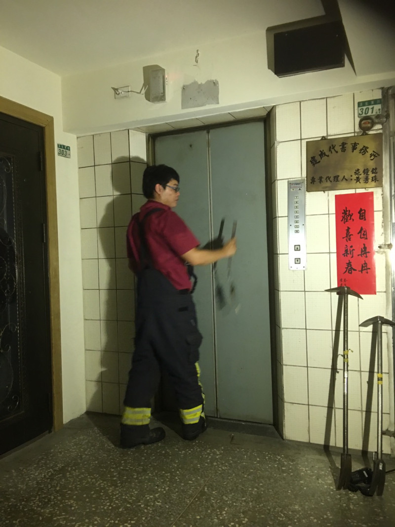 受到全國大規模跳電的影響，全台各地都傳出有民眾受困電梯的情形，消防隊員忙於搶救。   圖 : 新北市消防局/提供