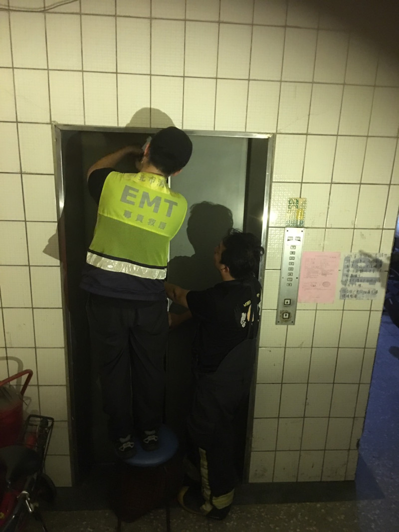 受到部分地區停電影響，發生多起電梯受困案件，消防隊員正忙於搶救，圖為示意圖。   圖：新頭殼資料照
