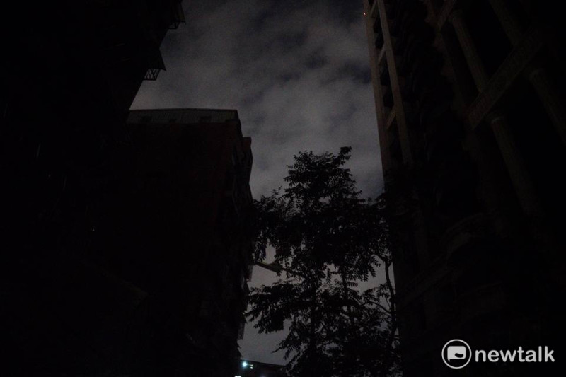 新北市板橋區夜晚整個住宅區一片漆黑。   圖：常日豪/攝