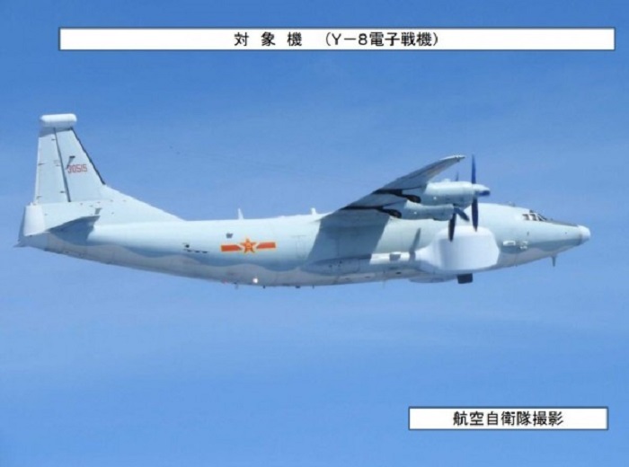 一架隸屬於中國空軍的「運8」（Y-8）電子戰機繞台行為，擺明了是在製造中國管轄台灣的「事實」(De Facto)效應，台灣政府豈可不慎。    圖：翻攝日本統合幕僚監部新聞稿