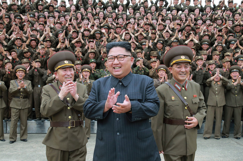 朝鮮最高領導人金正恩（前排中）15日視察戰略部隊，顯得意氣風發。   圖：達志影像/美聯社