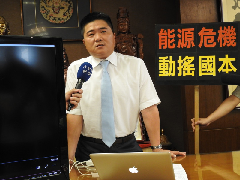 立法委員寬恒今（16）日針對昨天全台大停電舉行記者會，批評政府麻木不仁，如同玩「停電的俄羅斯輪盤」。   圖：顏寬恒服務處/提供　