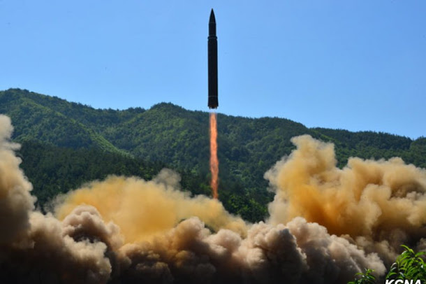 為遏止北韓軍事挑釁，美韓高層緊急通話15分鐘。圖為北韓試射新型洲際彈道飛彈「火星-14型」。    圖：翻攝朝中社