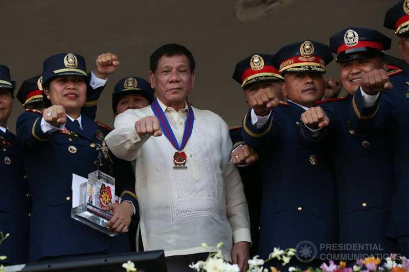 菲律賓總統杜特地（前排左二）偏袒菲律賓國家警察，賦予他們無上權力，甚至現在任由他們對人權團體下手。圖為杜特地與菲律賓國家警察合影。   圖：翻攝菲律賓政府臉書