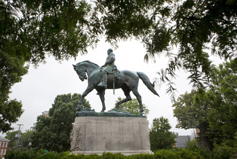 白人至上主義者號召在美國維吉尼亞州沙洛茲維爾市（Charlottesville）集會，抗議公園拆除南方邦聯將領李將軍（Robert E. Lee）雕像的計畫，但最後演變成衝突事件。   圖 : 達志影像/美聯社