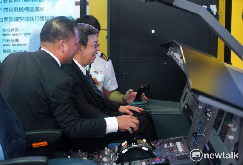 副總統陳建仁上午出席「2017年臺北國際航太暨國防工業展覽會」開幕典禮，並在參觀時試開飛行模擬器。   圖：常日豪/攝