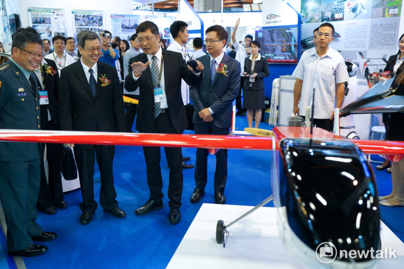 副總統陳建仁上午出席「2017年臺北國際航太暨國防工業展覽會」開幕典禮，並在參觀多款無人飛行載具。   圖：常日豪/攝