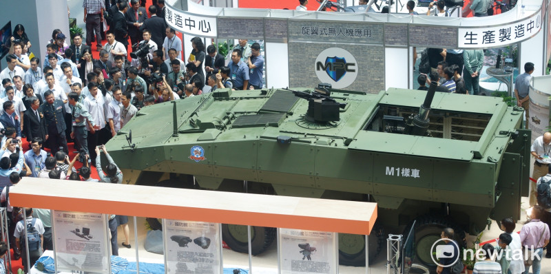 副總統陳建仁上午出席「2017年臺北國際航太暨國防工業展覽會」開幕典禮，並在參觀M1甲車樣車。   圖：常日豪/攝