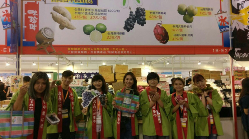 台中市農業局去年首度參展第27屆「香港美食博覽會」，全力行銷台中當季農特產品，受到香港超市業者及消費者好評。   圖：台中市政府/提供