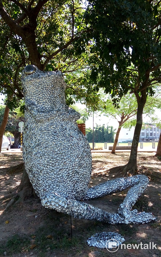 日本藝術家藤井芳則的作品《戲畫青蛙》，完全是由在地居民發起鋁罐回收活動下完成。   圖:桃園市政府文化局提供